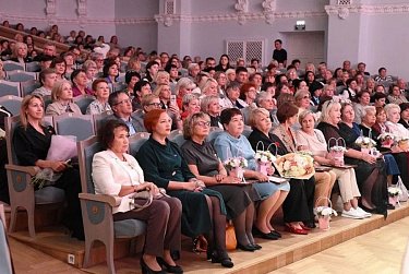 Депутаты поздравили педагогов с Днем учителя